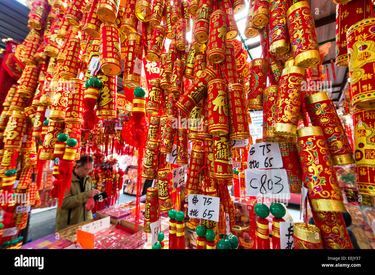 Compras la decoración para el Año Nuevo Lunar en Sham is Distrito Po Hong Kong. Fook la fortuna. Foto de stock