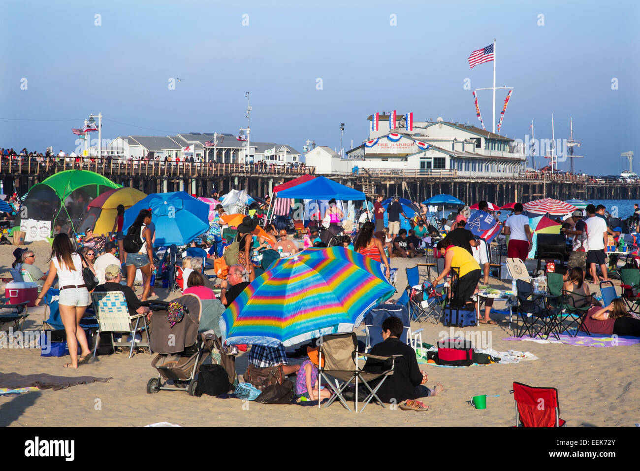 Playa de Santa Bárbara en California en el día de la independencia americana Foto de stock