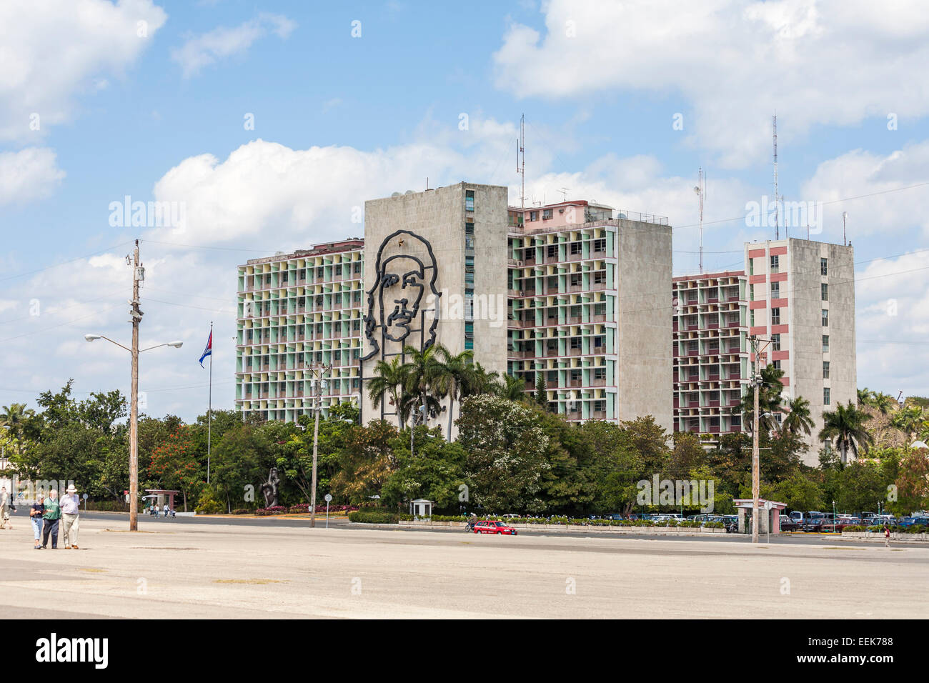 Edificio del Ministerio del Interior: imagen de Che Guevara y el lema "Hasta la victoria siempre', la Plaza de la Revolución, La Habana, Cuba Foto de stock