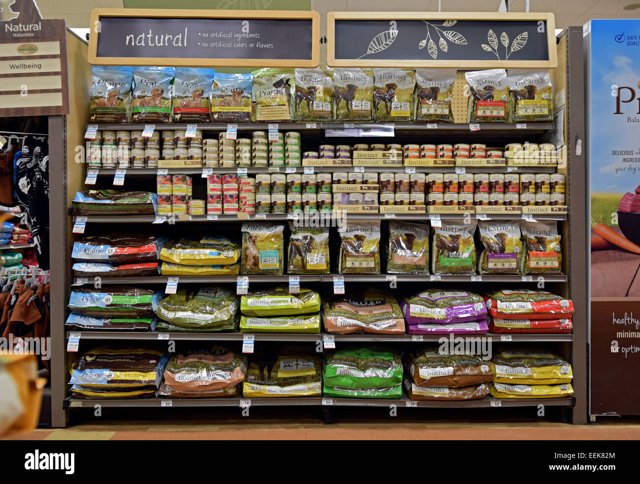 Natural y organico orgánicos para la venta de alimentos para perros en un  PETCO tienda en Whitestone, Queens, Nueva York Fotografía de stock - Alamy