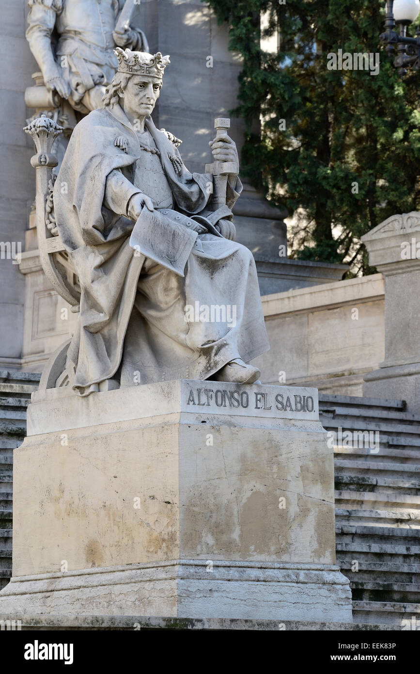 Monumento a Alfonso el Sabio, la Biblioteca Nacional de España, el Paseo de Recoletos, Madrid, España Foto de stock