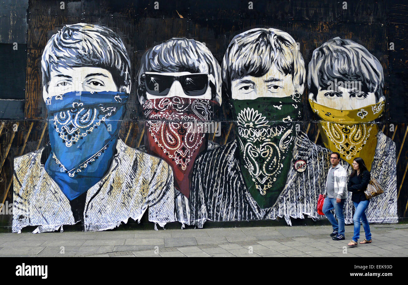 Beatles, llevaba un pañuelo de color pañuelos,pintura en la pared, graffiti  hombre y mujer paseando en primer plano Fotografía de stock - Alamy
