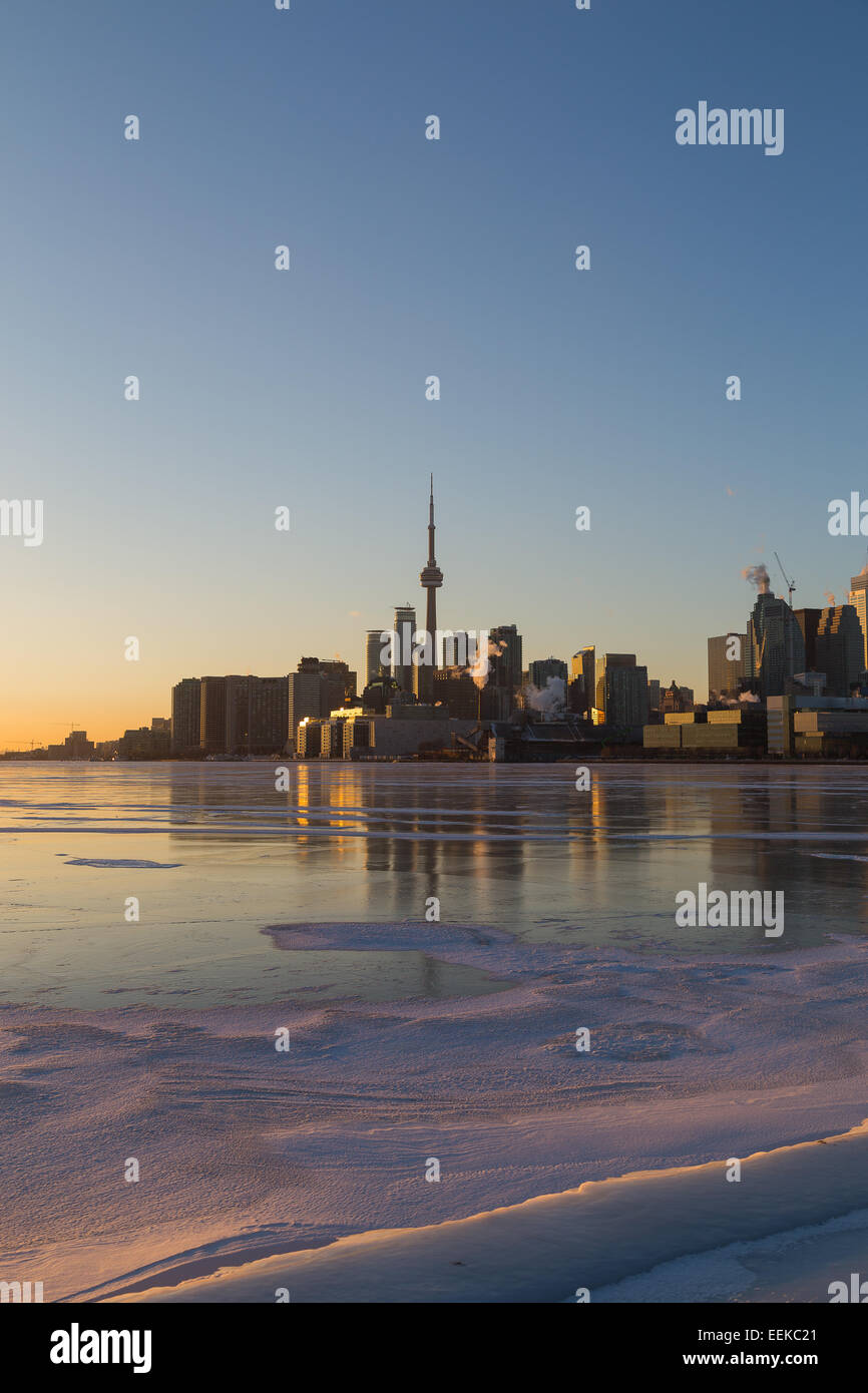 Horizonte de Toronto durante la puesta de sol en el invierno con copyspace Foto de stock