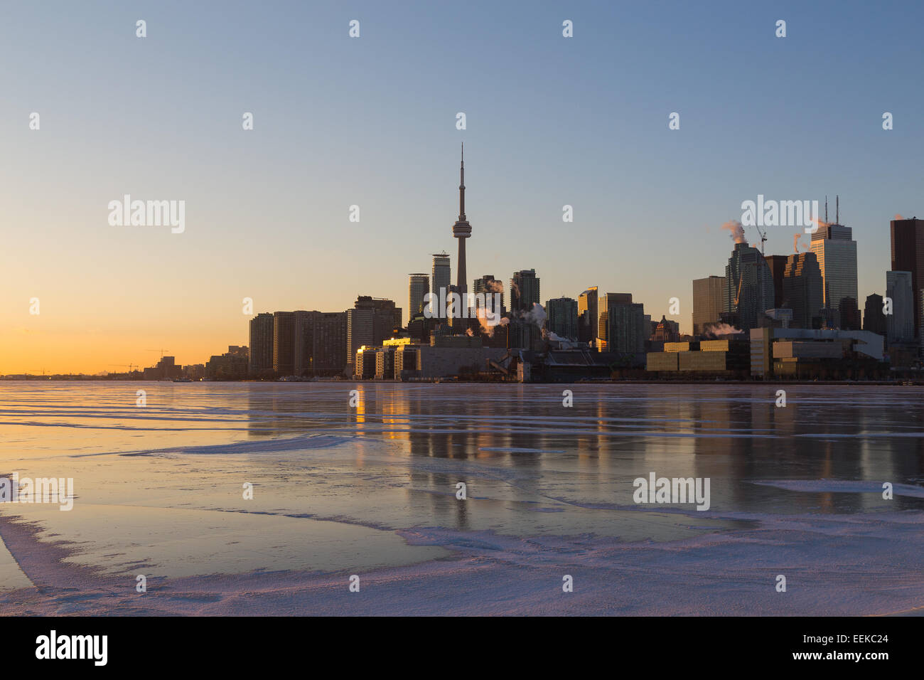 Horizonte de Toronto durante la puesta de sol en el invierno con copyspace Foto de stock