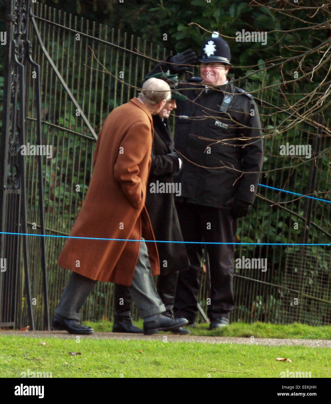 Sandringham, Norfolk, Reino Unido. 18 ene, 2015. El príncipe Felipe y un policía en Sandringham . Sandringham, Norfolk, UK Foto de stock