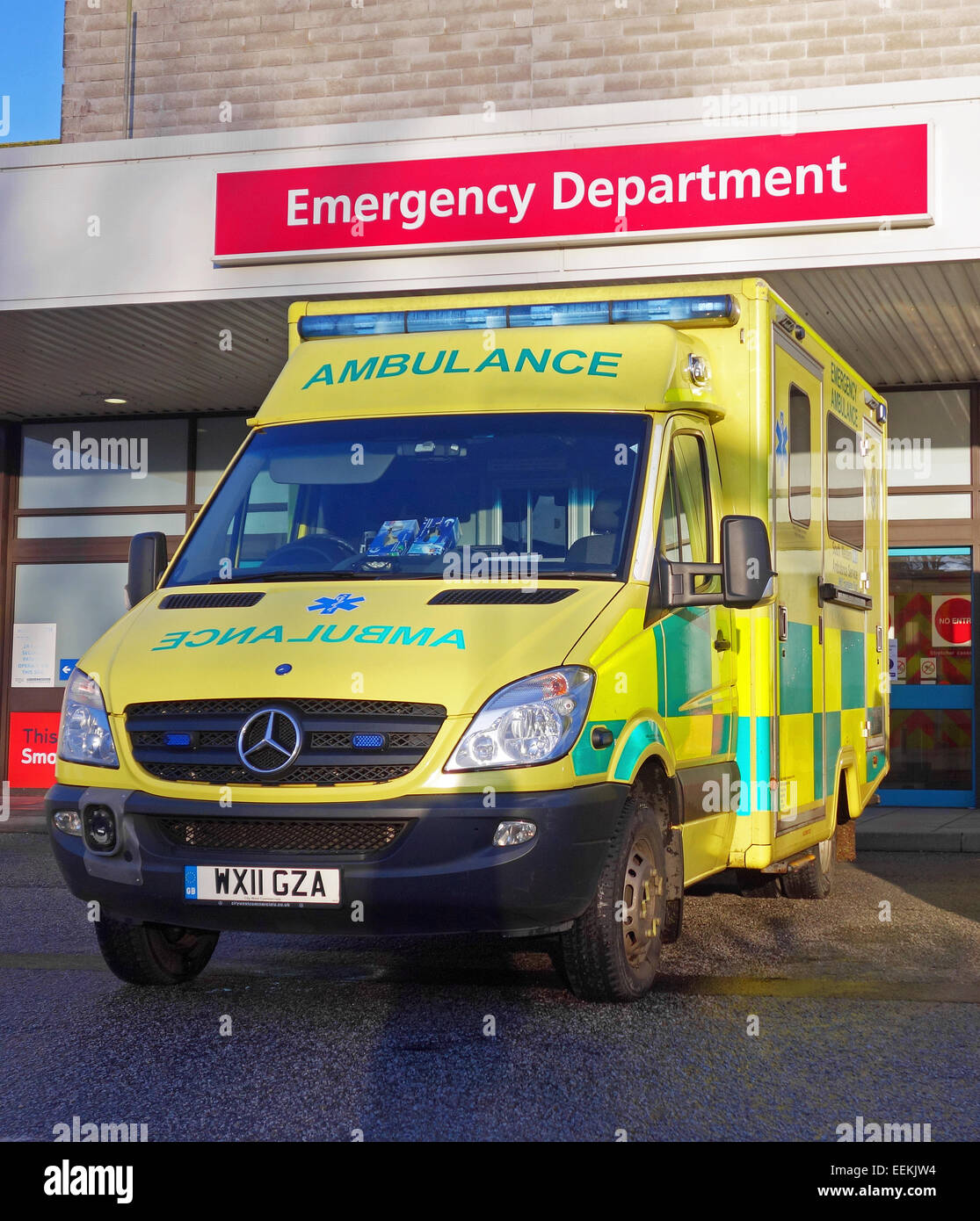 Ambulancia estacionada fuera del departamento de urgencias de un hospital del Reino Unido Foto de stock