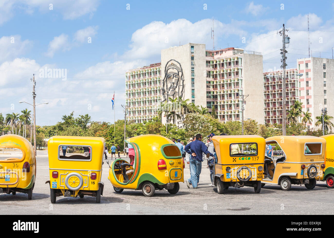 Transporte Turístico: coco taxis amarillos esperando en el edificio del  Ministerio del Interior con la imagen del Che Guevara, Plaza de la  Revolución La Habana Cuba Fotografía de stock - Alamy