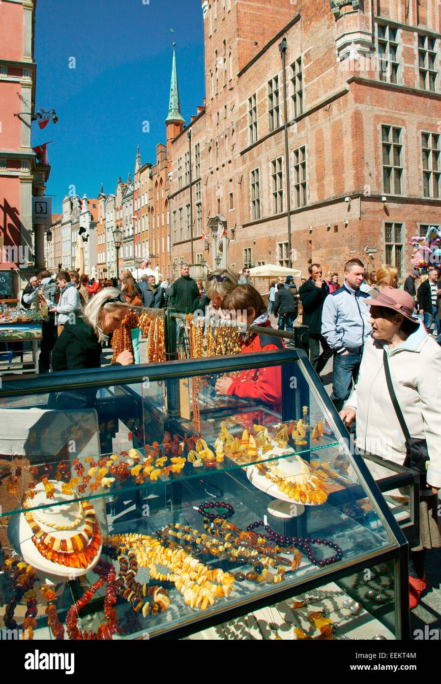Gdansk, Polonia. Amber Baltic coast tradicional en venta en el casco antiguo de la ciudad, calle principal de Dlugi Targ con el Ayuntamiento principal detrás Foto de stock
