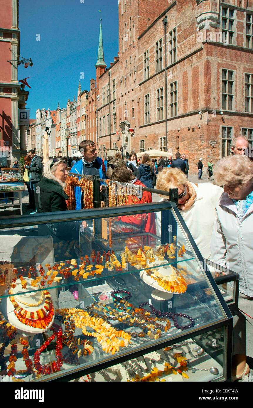 Gdansk, Polonia. Amber Baltic coast tradicional en venta en el casco antiguo de la ciudad, calle principal de Dlugi Targ con el Ayuntamiento principal detrás Foto de stock
