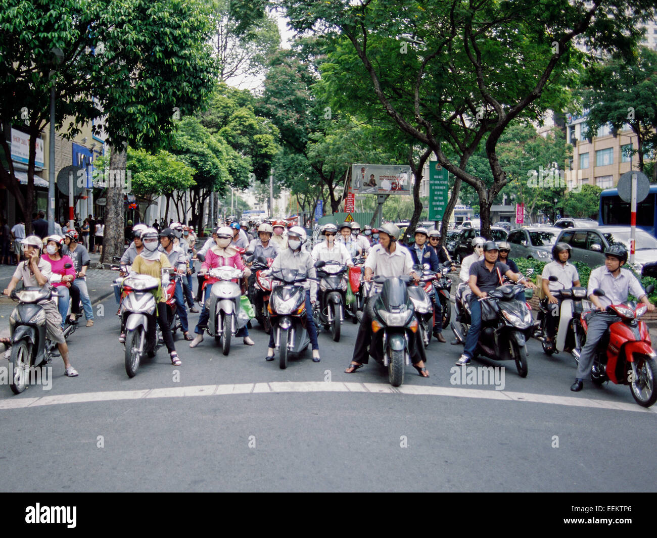 Motocicletas en el semáforo en Ho Chi Minh. Foto de stock