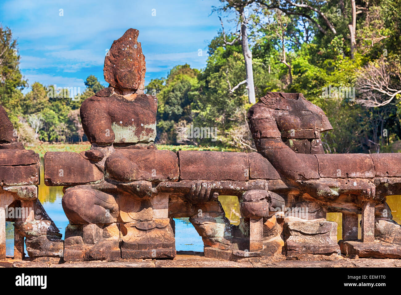 Angkor tallas de piedra a lo largo del puente hacia el río Foto de stock