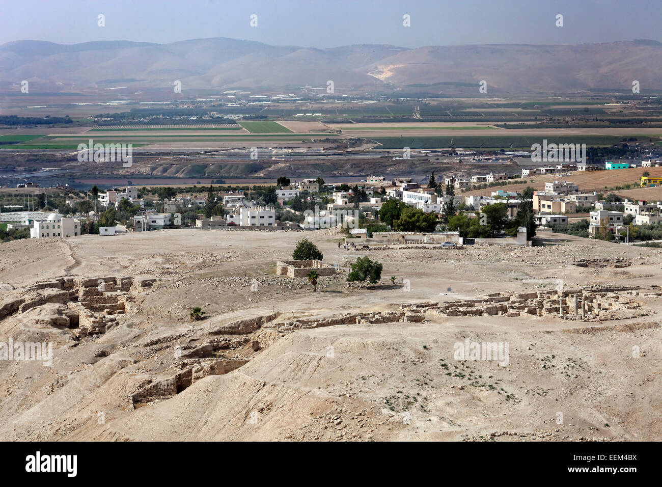 Vista del sitio arqueológico de Pella Tabaqat Fahl, también, en el valle del Jordán, cerca de Irbid, Jordania Foto de stock