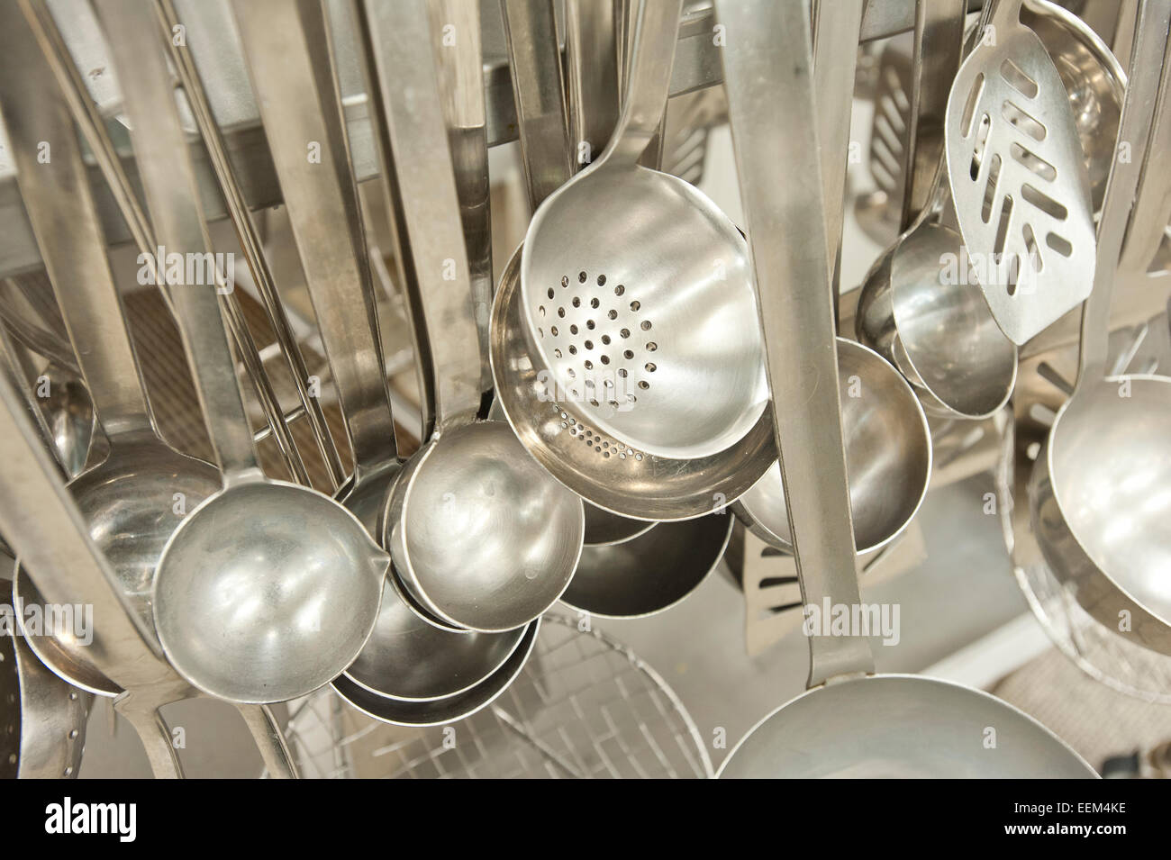 Cucharones, espumadera, utensilios de cocina en una cocina industrial,  Alemania Fotografía de stock - Alamy