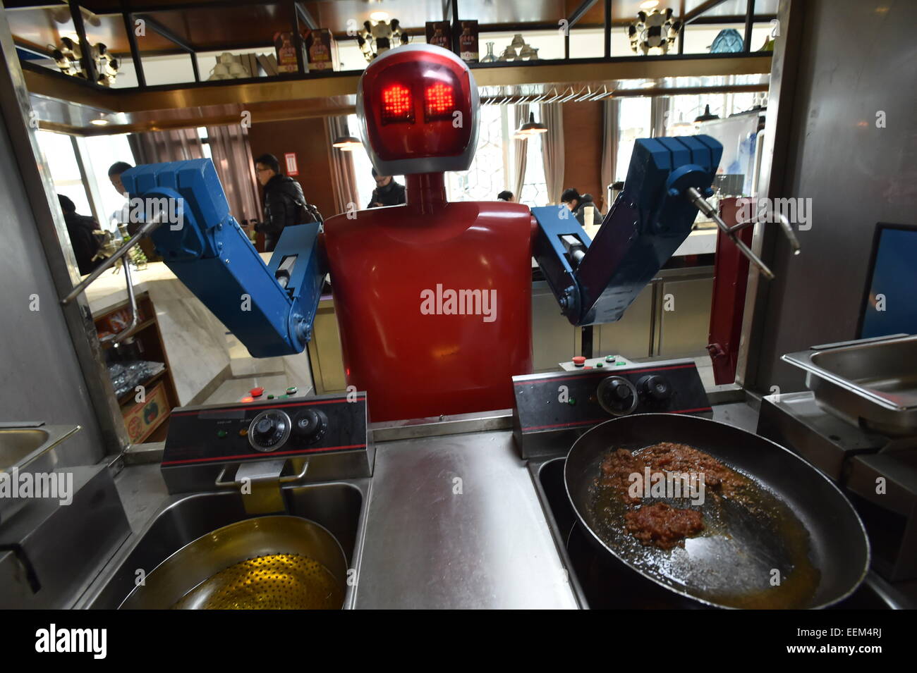 Hefei, provincia de Anhui, China. 20 ene, 2015. Un robot de cocina platos  en un restaurante en Hefei, capital de la oriental provincia de Anhui,  China, 20 de enero de 2015. El