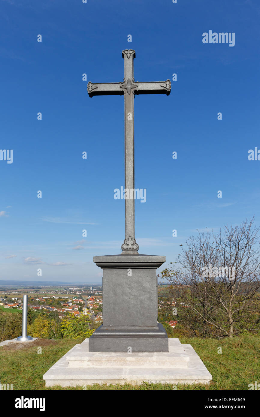Cruz negra desde 1898 para conmemorar el asesinato de la emperatriz Elisabeth, Draßburg, norte de Burgenland, Burgenland, Austria Foto de stock