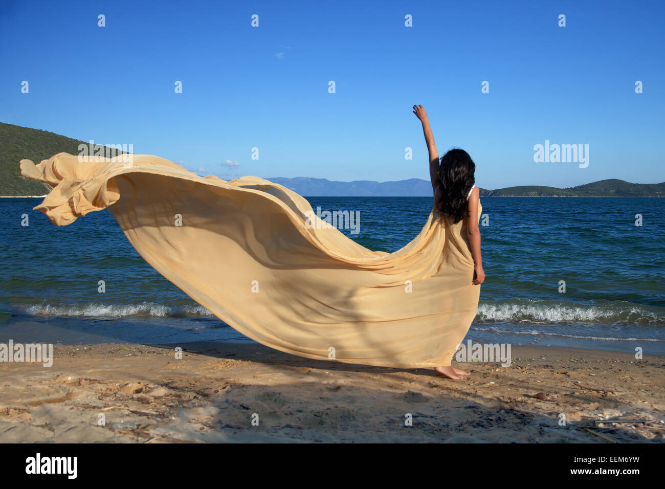 Mujer joven de pie cerca del mar Foto de stock