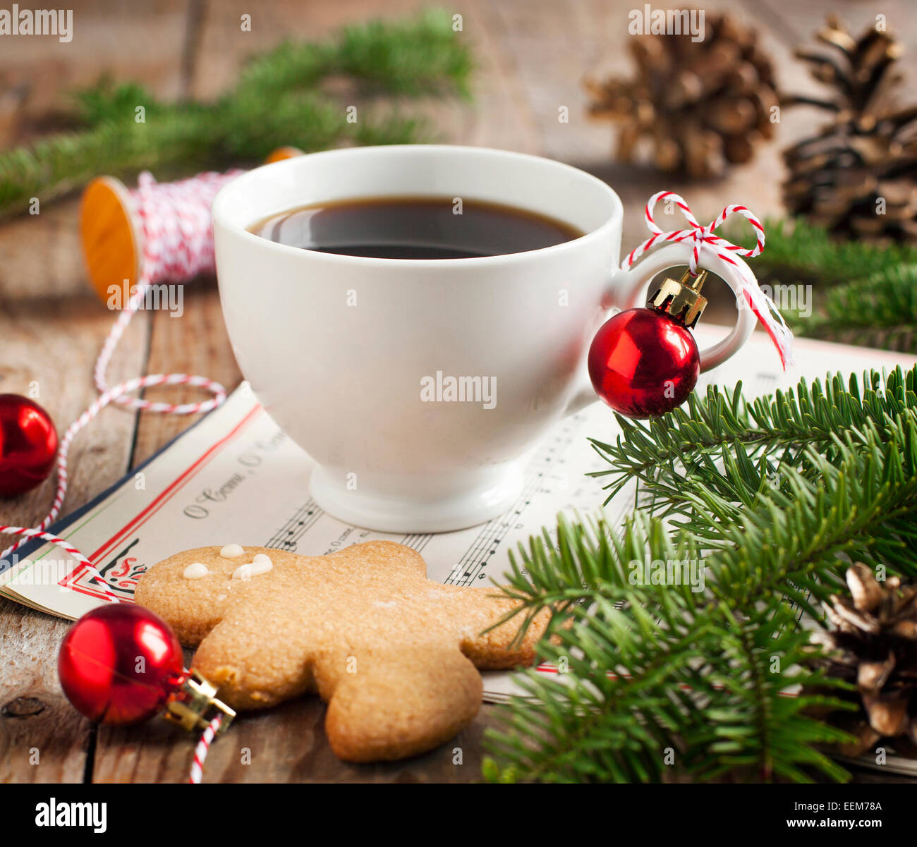 Taza de café y galletas de jengibre con adornos de navidad Fotografía de  stock - Alamy