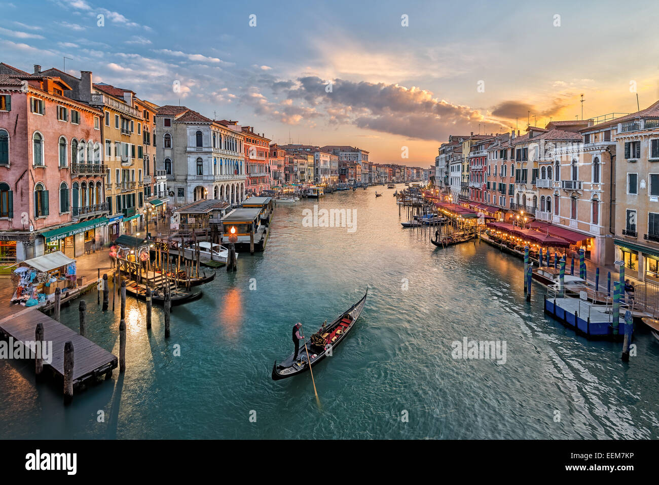 Italia, Venecia, niveles elevados de vistas del canal en la ciudad Foto de stock
