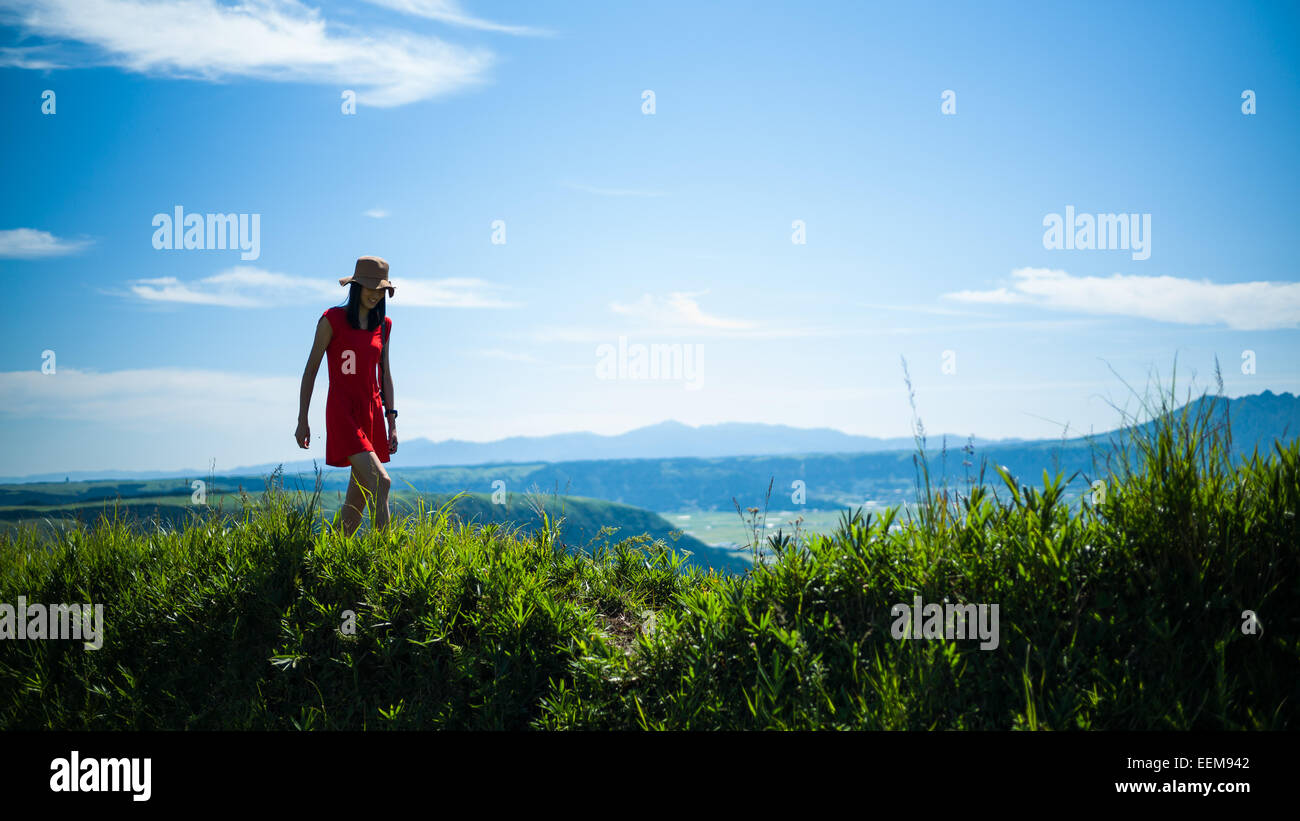 Mujer senderismo en las montañas Foto de stock