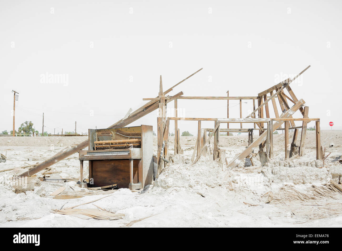 Piano ruinosas y abandonadas en la suciedad estructura mucho Foto de stock