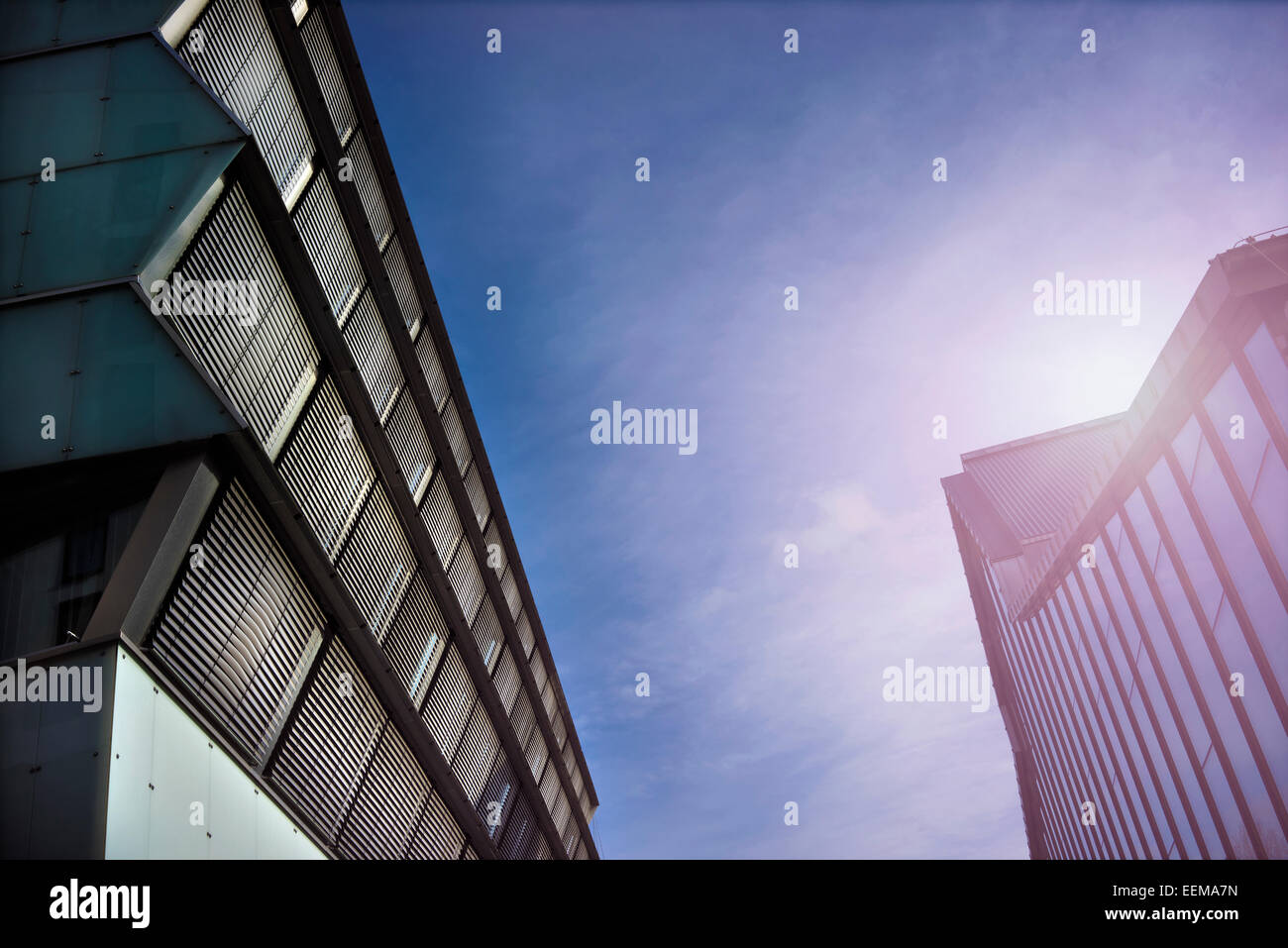 Vista de ángulo bajo de los rayos de sol más modernos edificios Foto de stock