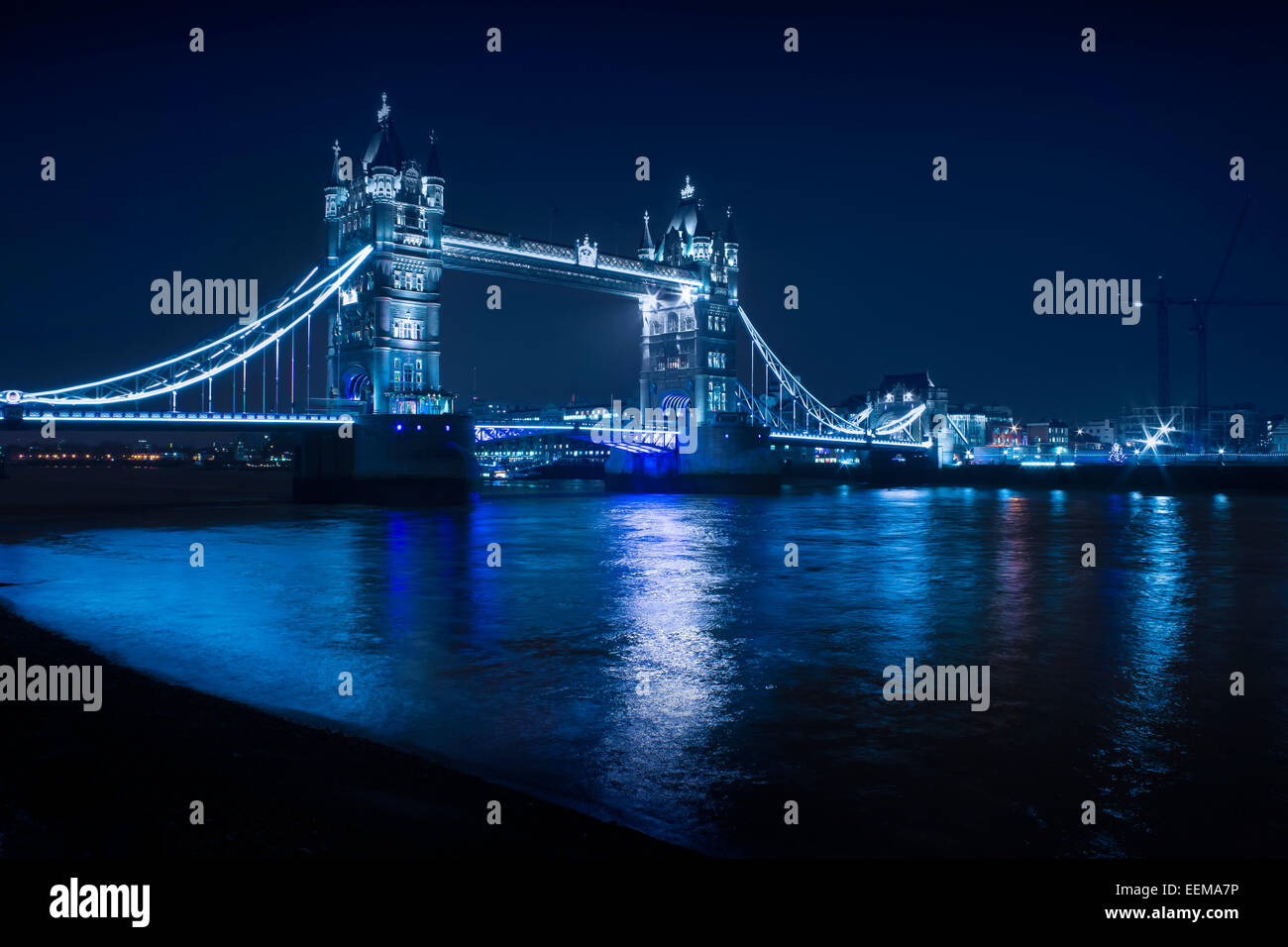 Legendario puente iluminado en la ciudad por la noche, Londres, Inglaterra, Reino Unido Foto de stock