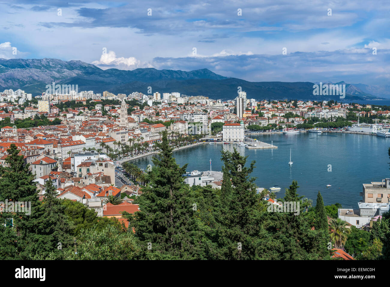 Vista aérea de la ciudad costera de bajo un cielo azul, Split, Split, Croacia Foto de stock