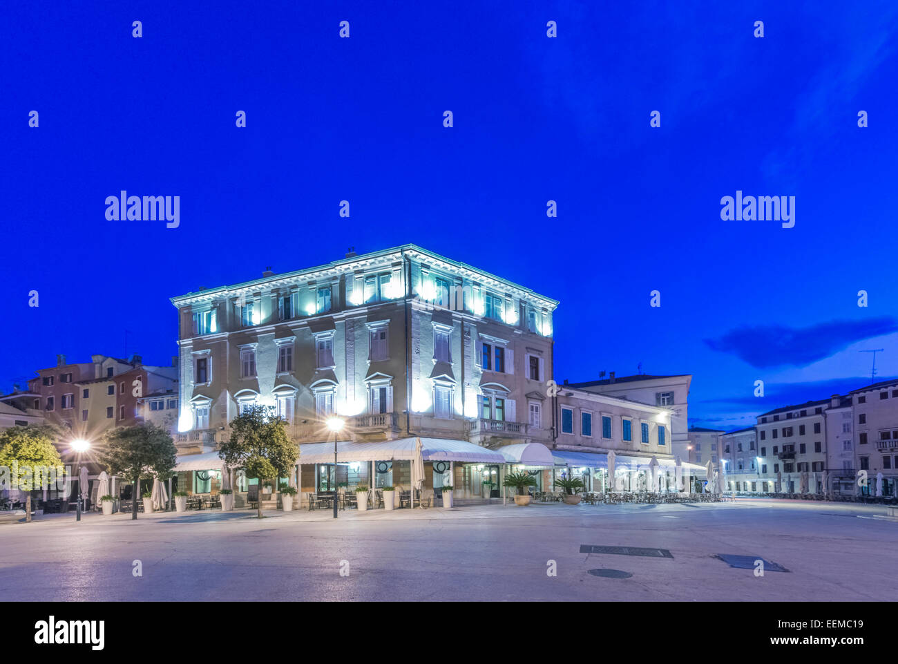 Plaza de la ciudad y edificios iluminados por la noche, Rovinj, Istria, Croacia Foto de stock