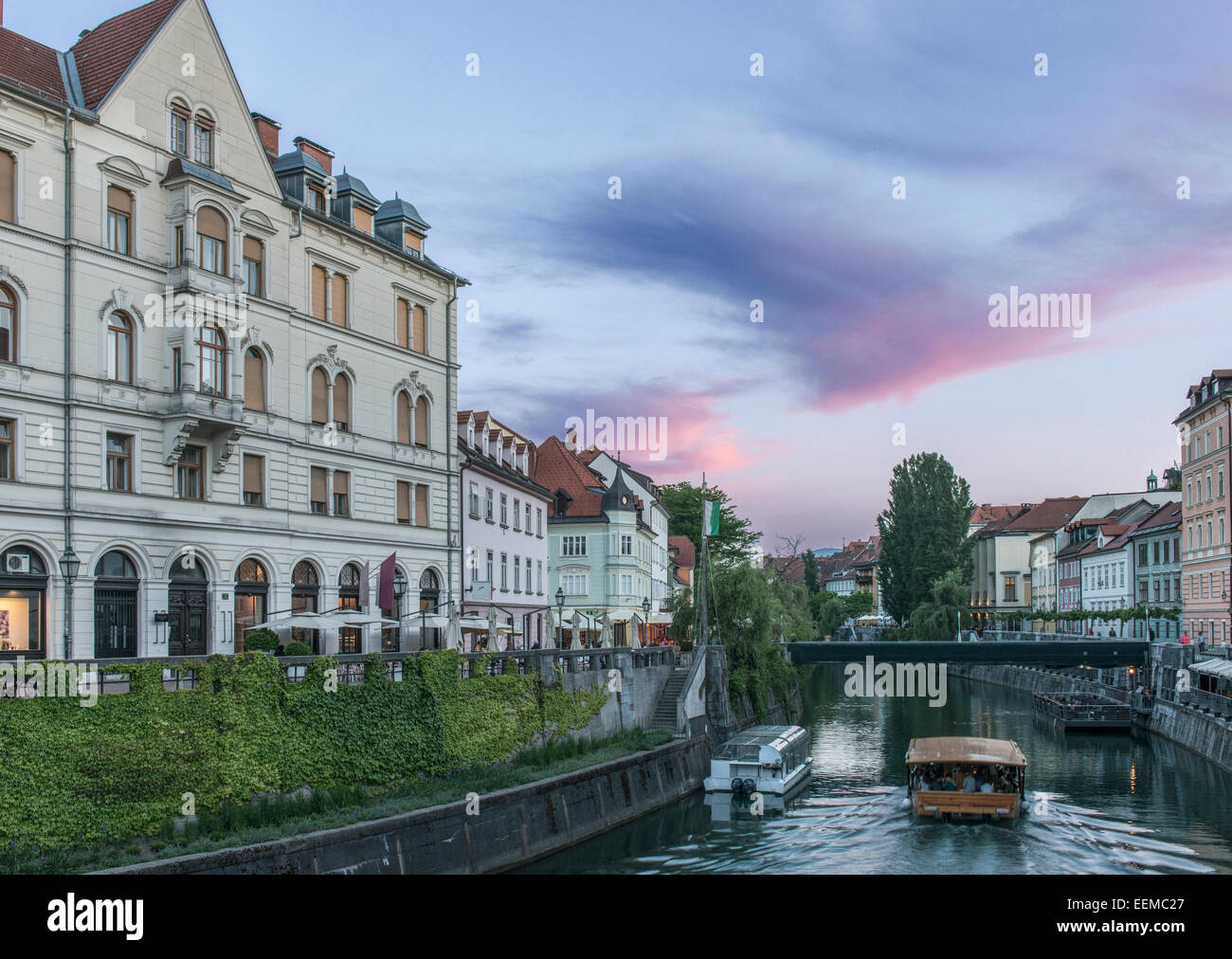 Los edificios y el puente peatonal sobre el canal urbano, Ljubljana, Eslovenia, Eslovenia central Foto de stock