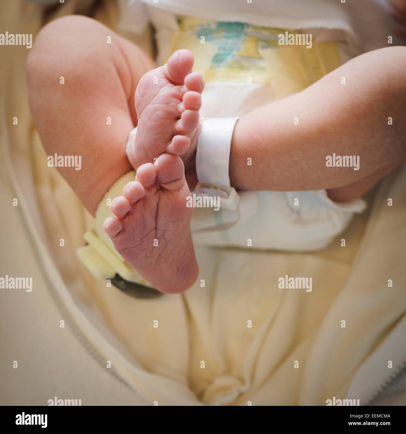 Cerca de los pies de raza mixta bebé recién nacido Foto de stock