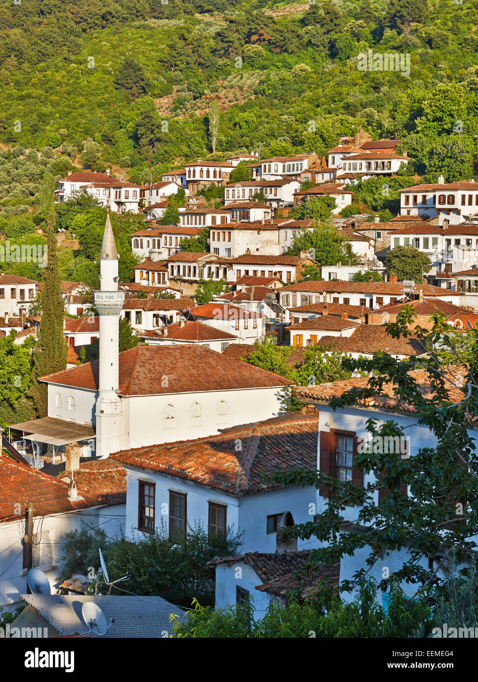 Vista elevada de las casas ubicadas en una colina verde en el pueblo de Sirince. Provincia de Izmir, Turquía. Foto de stock