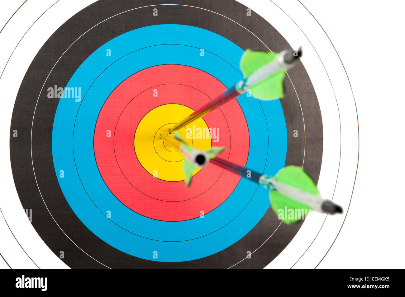 El Bull's Eye de un blanco de tiro con arco con tres flechas Fotografía