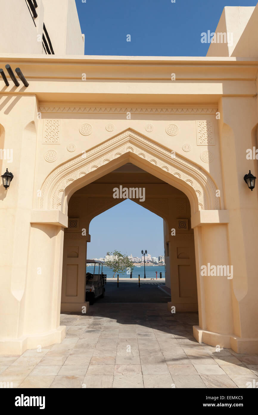 Casa Amarilla fachada con arco de estilo árabe clásico, vista frontal Foto de stock