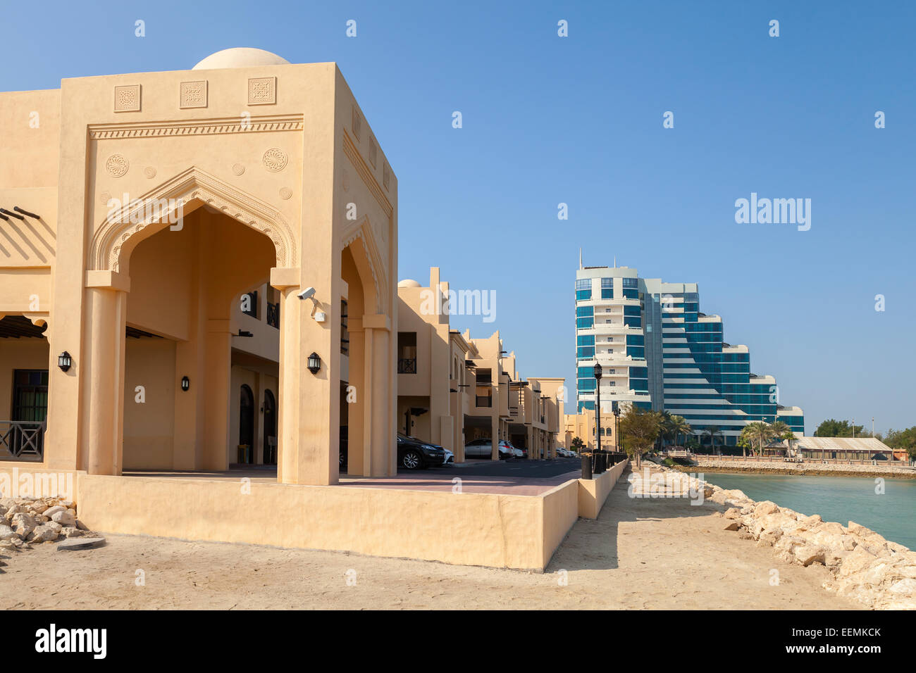 Fragmento de la fachada de la casa amarilla con arco de estilo árabe clásico, Manama, Bahrein Foto de stock