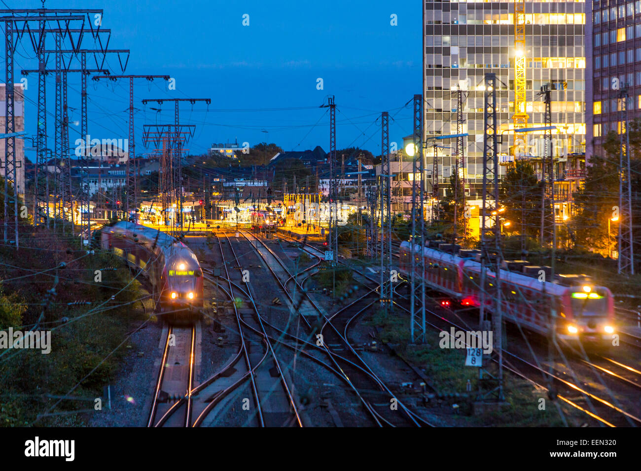 Estación central de ferrocarril, trenes en las vías, Essen, Alemania