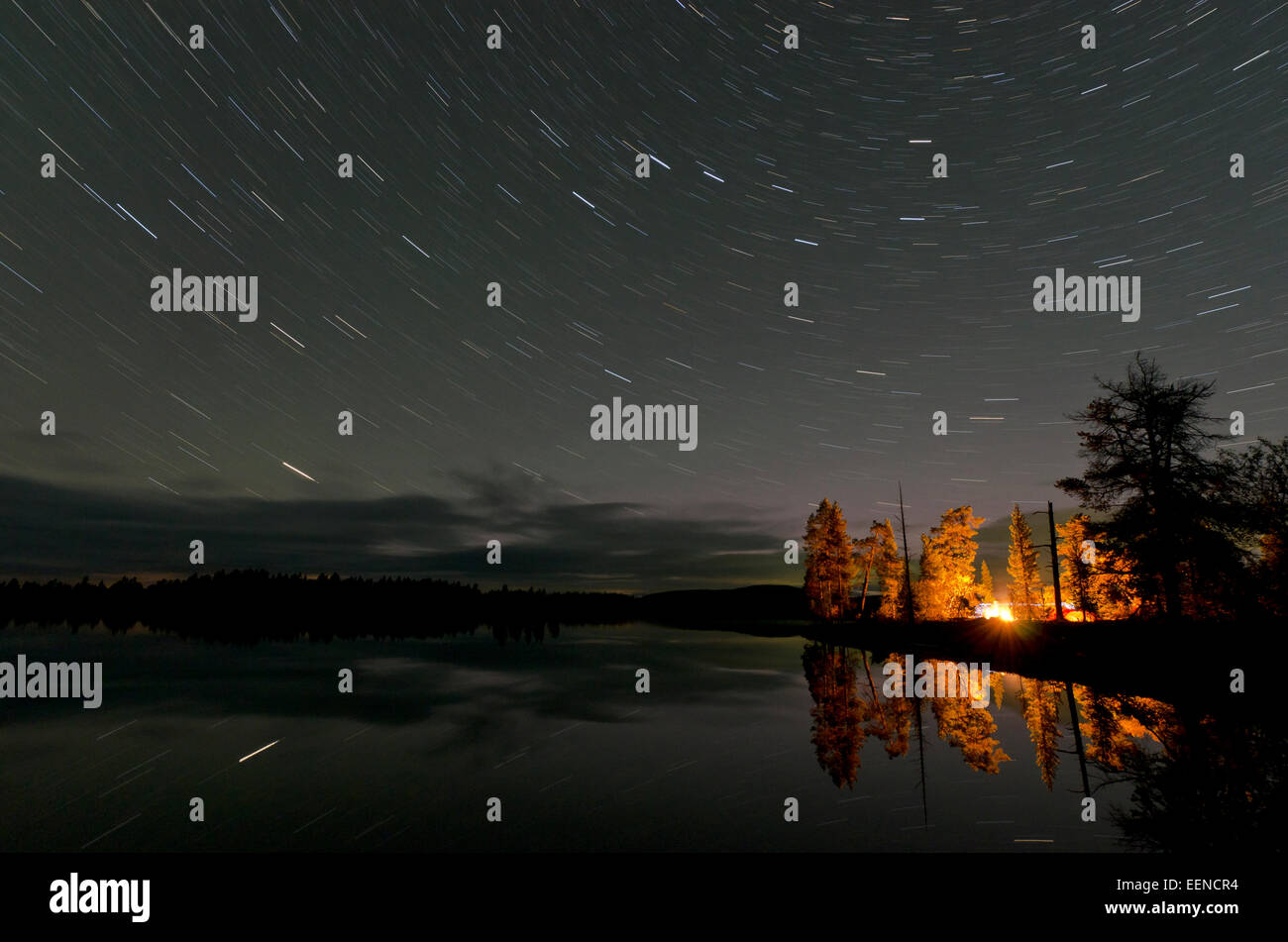 Estelas de estrellas en un campamento en un lago de Rogen Reserva Natural , Haerjedalen, Suecia, Agosto Foto de stock