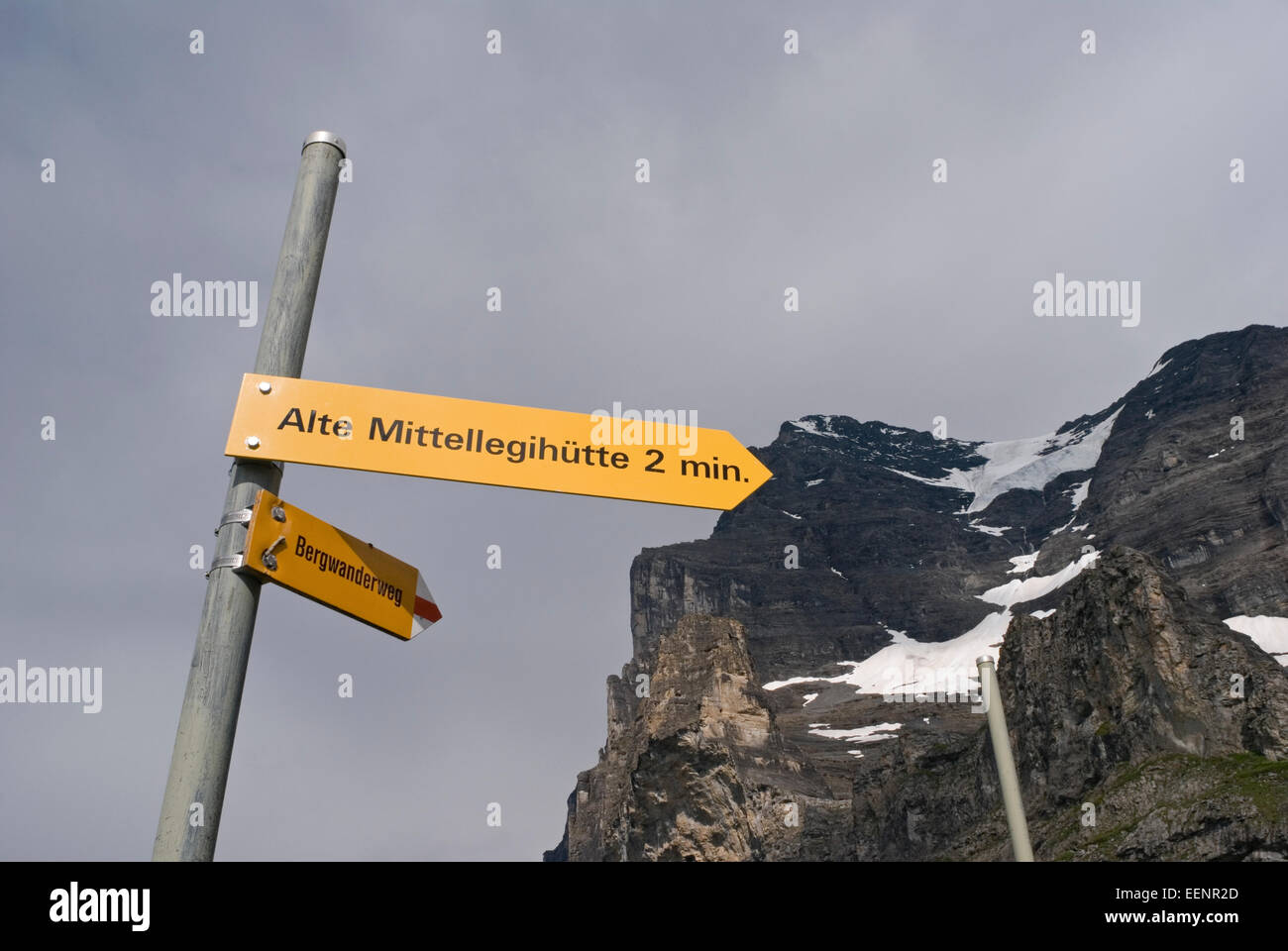 Signpost junto Eiger trail, en el Oberland Bernés, Suiza Foto de stock