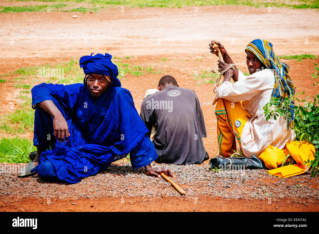 Pastores Fulani descansando en la sabana, Malí. Foto de stock