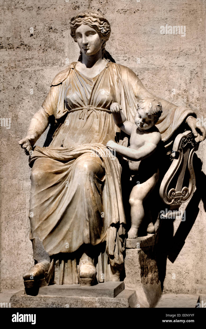 Estatua femenina con niño sentado original griego del siglo IV A.C. Roma Romana Museo Capitolino Italia italiano Foto de stock