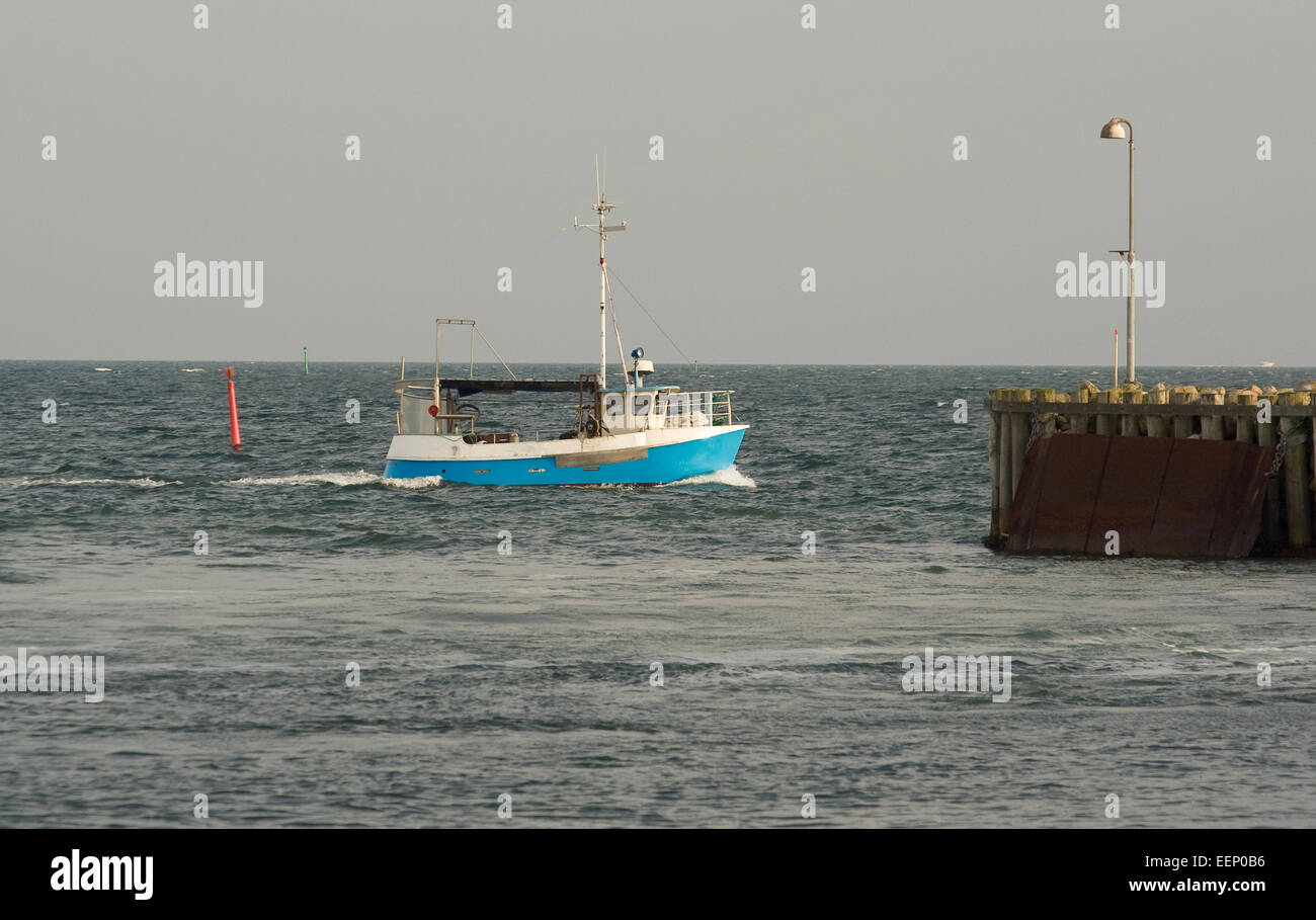 Cortador de pesca pequeño llegando al puerto de Hou, Dinamarca Foto de stock