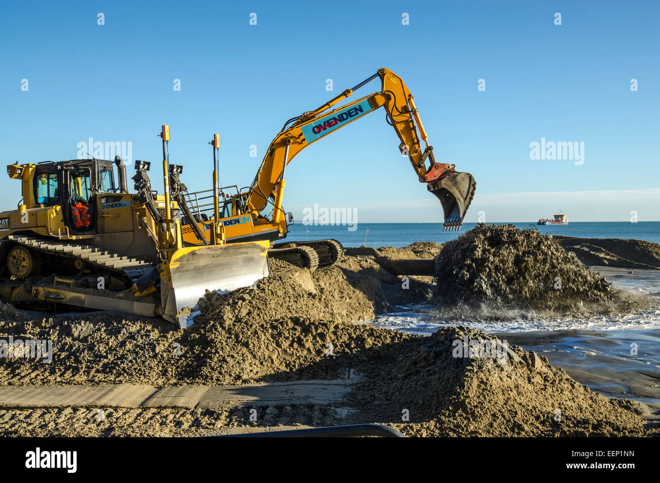 Poole Reposición Playa 2014. Operación de bombeo de arena a lo largo de Poole's Arenales Playa. Foto de stock