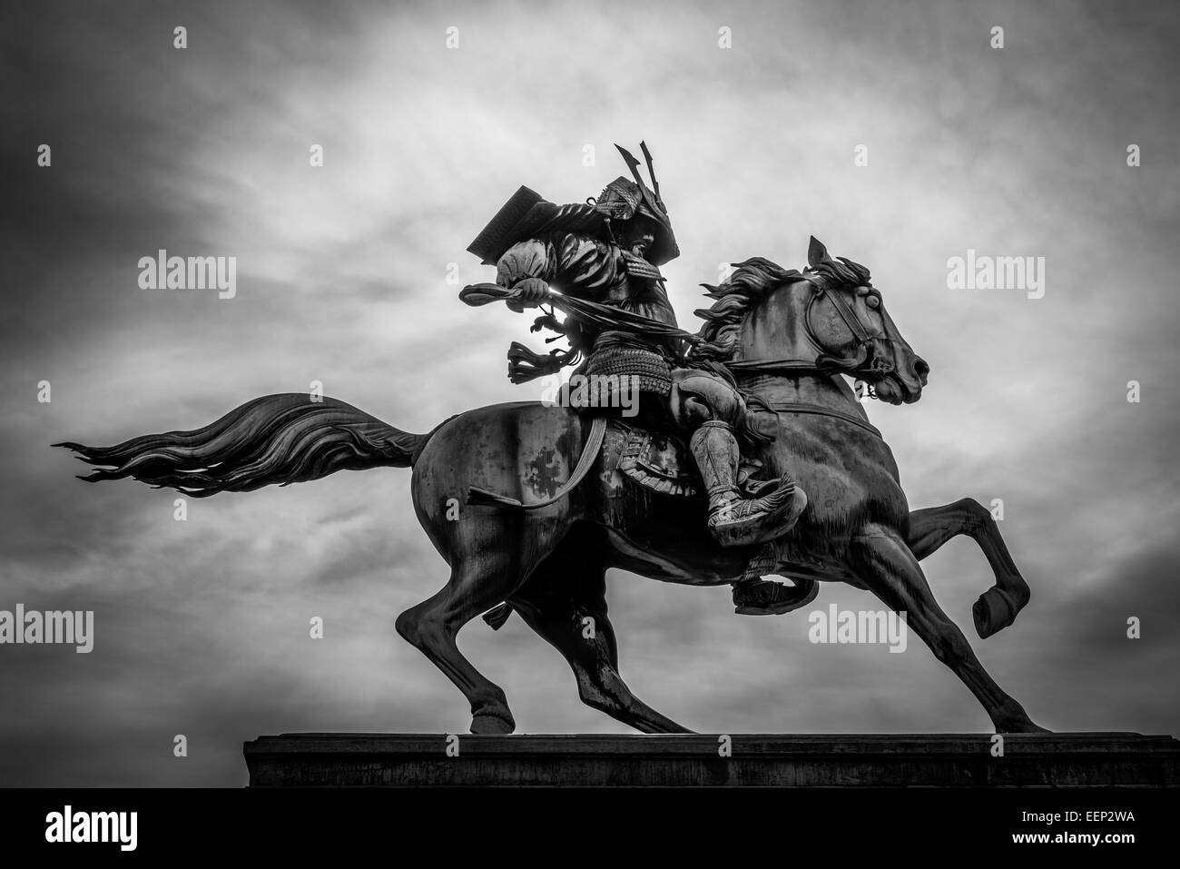 En blanco y negro de un samurai a caballo. Foto de stock