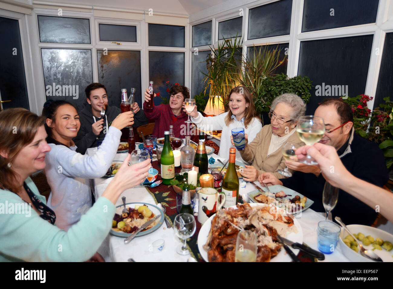 Familia disfrutar de la cena de Navidad con todas las generaciones. Foto de stock