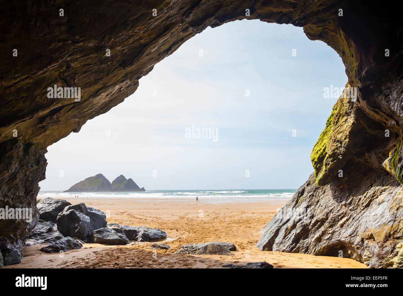 Cueva Grande en la playa de arena dorada en la Bahía de Holywell Cornwall Inglaterra Europa Foto de stock