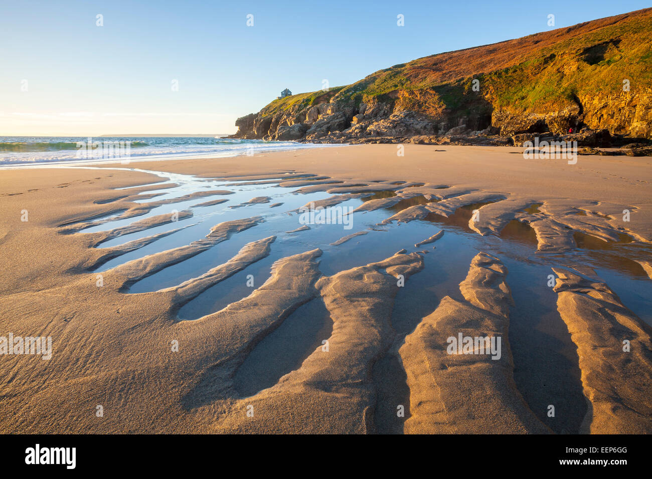 Hermoso atardecer en la playa de Cala Rinsey Porthcew Cornwall Inglaterra Europa Foto de stock