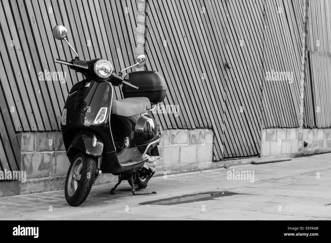 La ciudad de Londres, ciclomotor Vespa Street Style fotografía Foto de stock