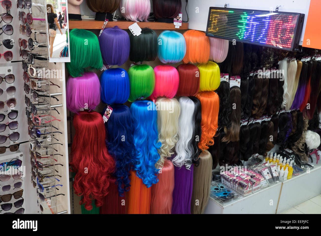 Pelucas multicolores para la venta en Orchard Road, Singapur. Foto de stock