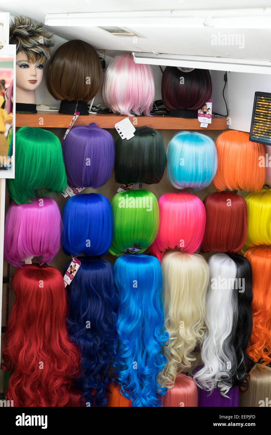 Pelucas multicolores para la venta en Orchard Road, Singapur Fotografía de  stock - Alamy