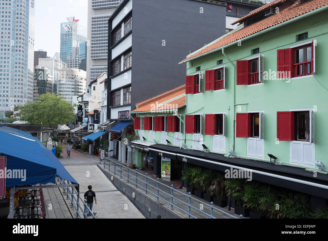 Tiendas y restaurantes a lo largo del paseo central en Clarke Quay, Singapore River Walk. Foto de stock