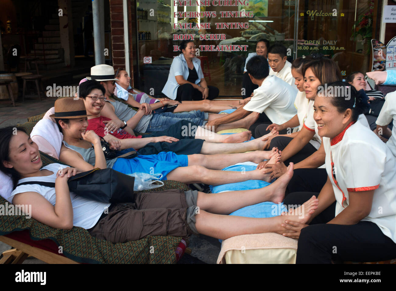 Masaje de pies chinos en Khao San Road. Bangkok. Tailandia. Hippy, hippies,  backpacker's meca de Khaosan, Khao San Road, m Fotografía de stock - Alamy